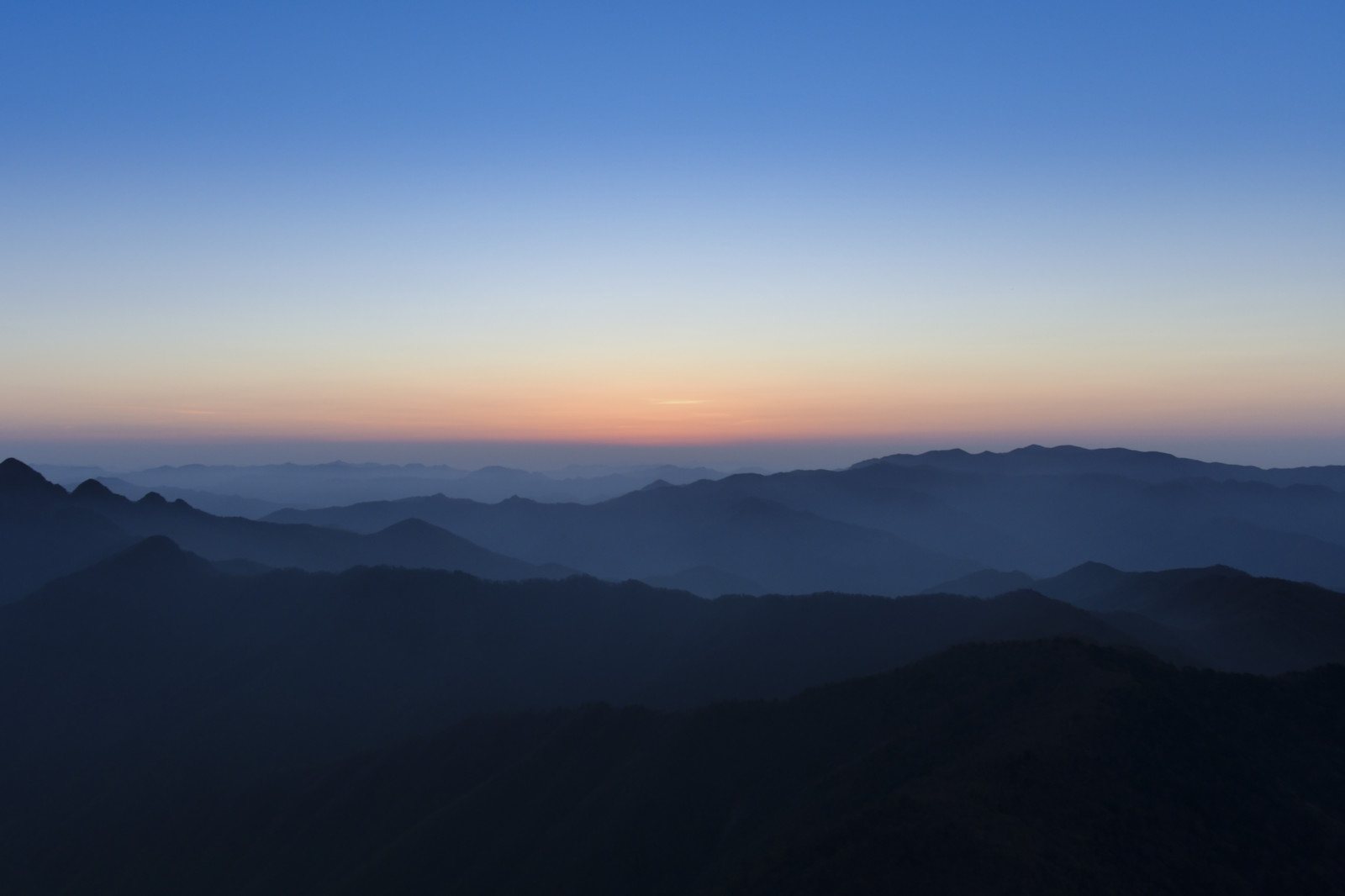 夜明けの山並み